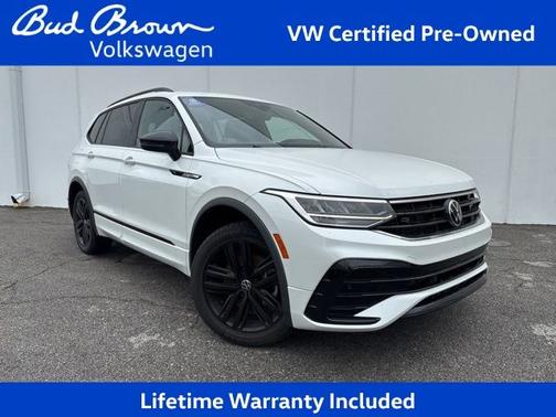 Oryx White Pearl Effect 2022 Volkswagen Tiguan 2.0T SE R-Line Black