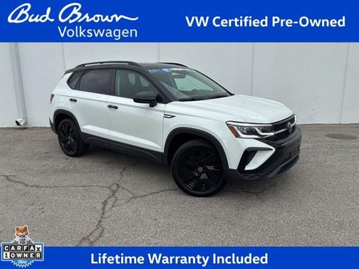Pure White / Black Roof 2024 Volkswagen Taos 1.5T SE Black