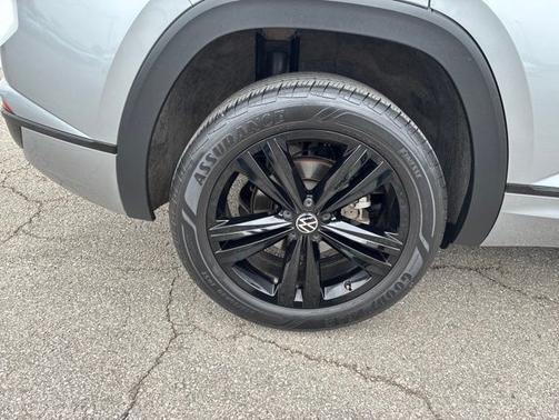 Pyrite Silver Metallic 2023 Volkswagen Atlas Cross Sport 3.6 V6 SEL R-Line Black