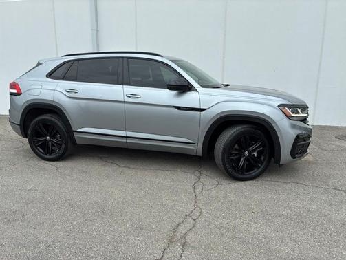 Pyrite Silver Metallic 2023 Volkswagen Atlas Cross Sport 3.6 V6 SEL R-Line Black