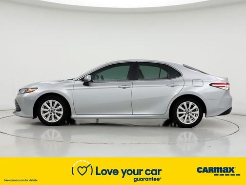 Photo 3 of 25 of 2018 Toyota Camry LE