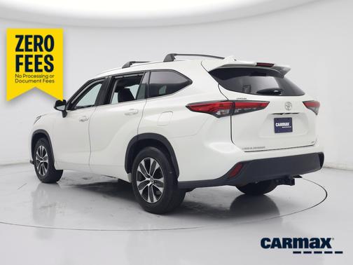 White 2020 Toyota Highlander XLE
