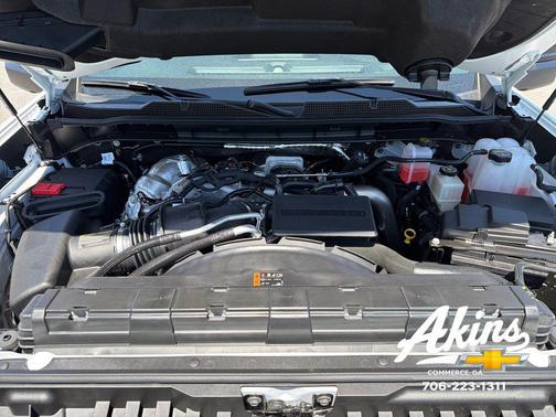 Summit White 2026 Chevrolet Silverado 2500 Custom