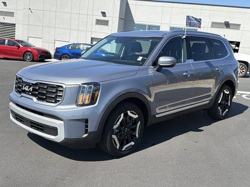Everlasting Silver 2024 Kia Telluride S