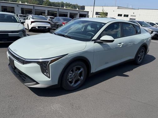 Green 2026 Kia K4 LXS