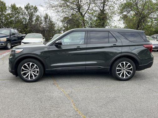 Forged Green Metallic 2022 Ford Explorer ST-Line