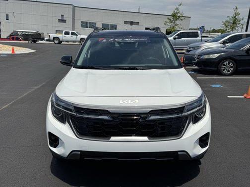 Clear White/Black Roof 2024 Kia Seltos X-Line