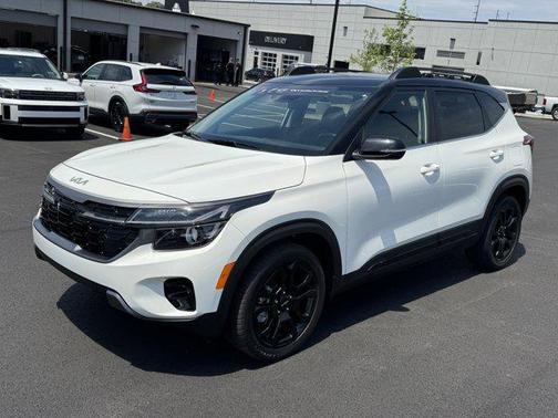 Clear White/Black Roof 2024 Kia Seltos X-Line