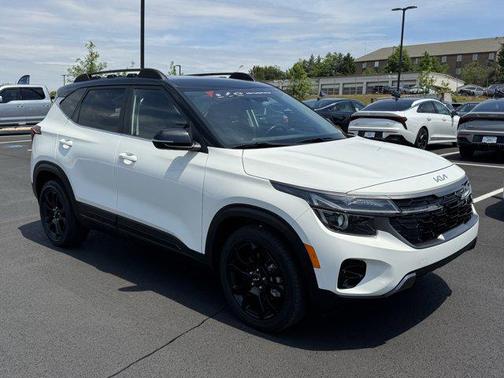 Clear White/Black Roof 2024 Kia Seltos X-Line