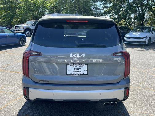 Everlasting Silver 2024 Kia Telluride S