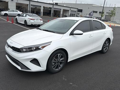 Snow White Pearl 2024 Kia Forte LXS