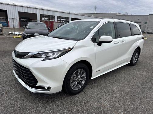 2021 Toyota Sienna XLE 8 Passenger