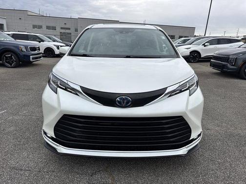 2021 Toyota Sienna XLE 8 Passenger