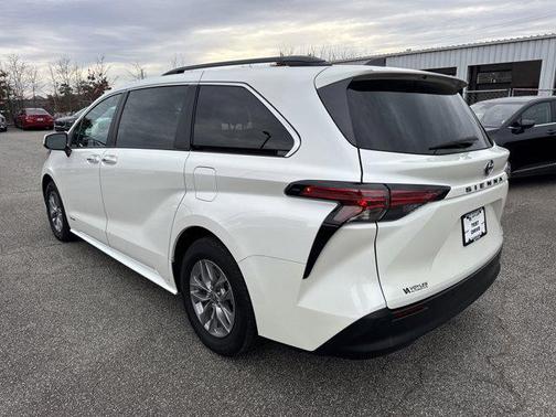 2021 Toyota Sienna XLE 8 Passenger