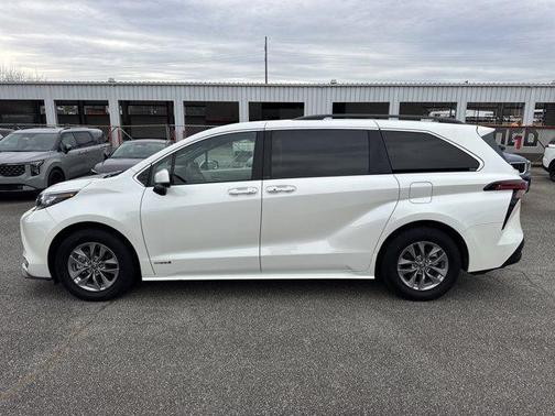 2021 Toyota Sienna XLE 8 Passenger