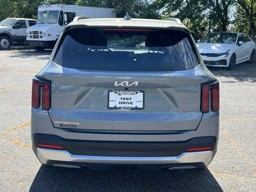 Everlasting Silver 2025 Kia Sorento EX