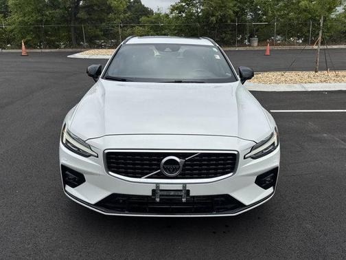 Crystal White Pearl Metallic 2020 Volvo V60 T5 R-Design