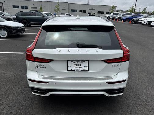 Crystal White Pearl Metallic 2020 Volvo V60 T5 R-Design