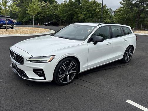 Crystal White Pearl Metallic 2020 Volvo V60 T5 R-Design
