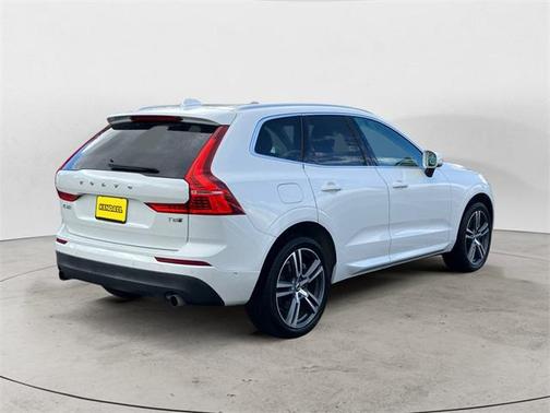 2019 Volvo XC60 Recharge Plug-In Hybrid T8 Momentum