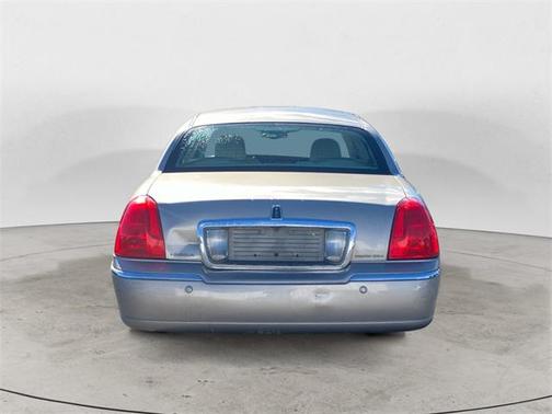 2003 Lincoln Town Car Signature