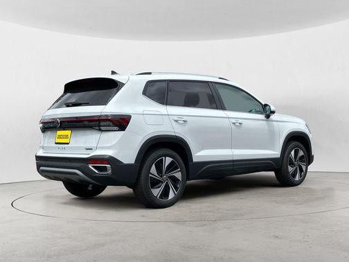 Pure White 2025 Volkswagen Taos 1.5T SE