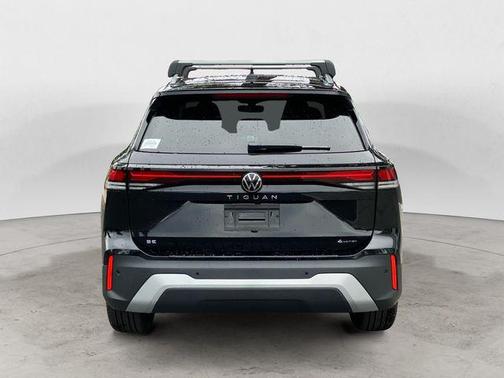 Deep Black Pearl 2025 Volkswagen Tiguan 2.0T SE 4MOTION