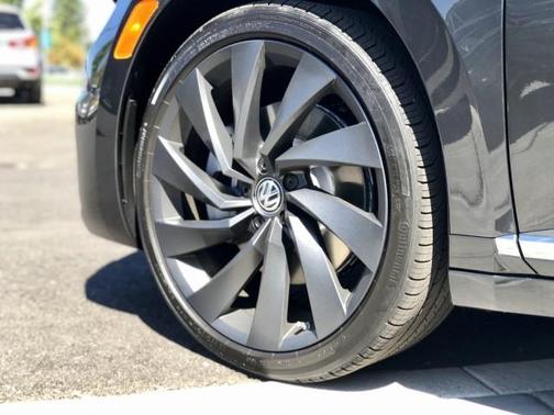 Photo 4 of 13 of 2020 Volkswagen Arteon 2.0T SEL R-Line
