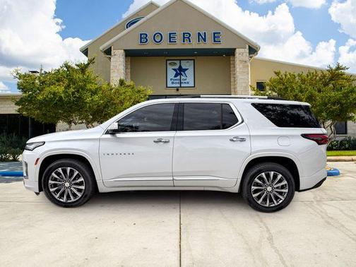 Iridescent Pearl Tricoat 2022 Chevrolet Traverse Premier