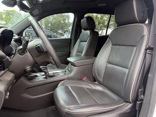 Iridescent Pearl Tricoat 2022 Chevrolet Traverse Premier