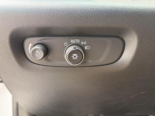 Iridescent Pearl Tricoat 2022 Chevrolet Traverse Premier