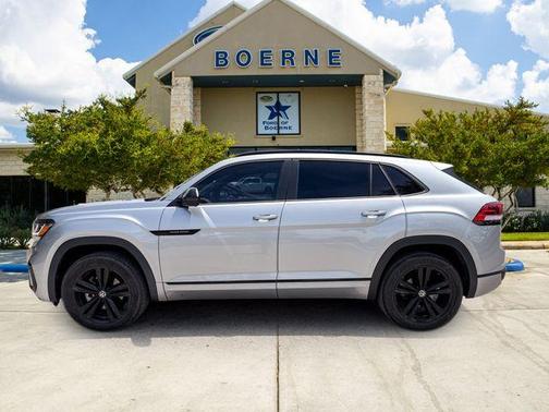 Pyrite Silver Metallic 2023 Volkswagen Atlas Cross Sport 3.6 V6 SEL R-Line Black