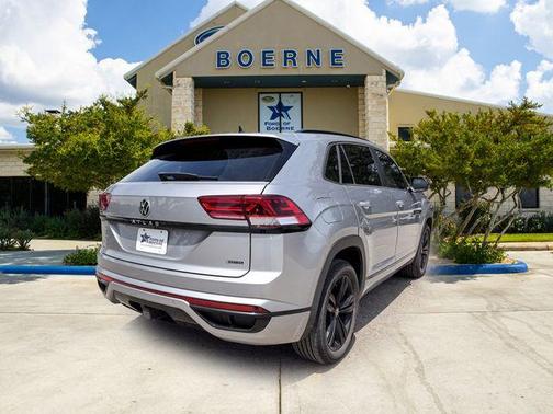 Pyrite Silver Metallic 2023 Volkswagen Atlas Cross Sport 3.6 V6 SEL R-Line Black