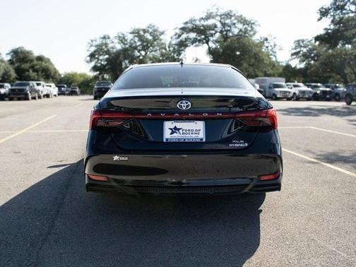 2020 Toyota Avalon Hybrid XLE
