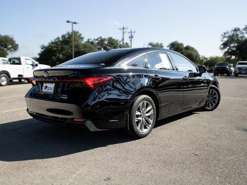 2020 Toyota Avalon Hybrid XLE