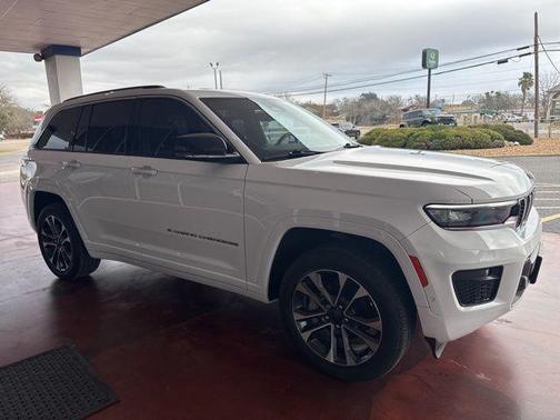 Bright White Clearcoat 2023 Jeep Grand Cherokee Overland