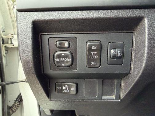 Super White 2015 Toyota Tundra SR