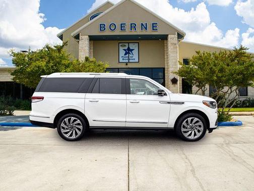 White Metallic 2024 Lincoln Navigator L Reserve