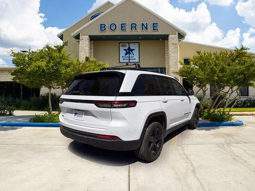 Bright White Clearcoat 2023 Jeep Grand Cherokee Altitude