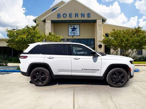 Bright White Clearcoat 2023 Jeep Grand Cherokee Altitude