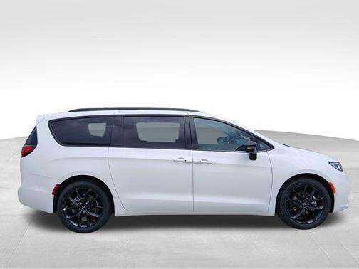 Bright White Clearcoat 2026 Chrysler Pacifica L