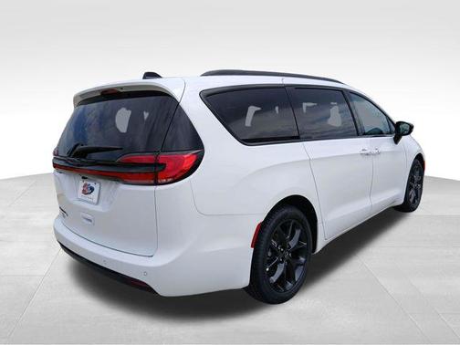 Bright White Clearcoat 2026 Chrysler Pacifica L