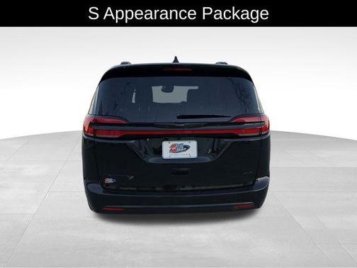 Diamond Black Crystal Pearlcoat 2026 Chrysler Pacifica L