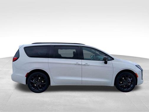 Bright White Clearcoat 2027 Chrysler Pacifica Limited