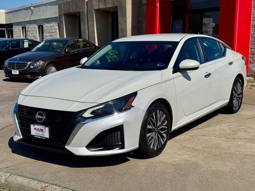 Pearl White Tricoat 2023 Nissan Altima 2.5 SV