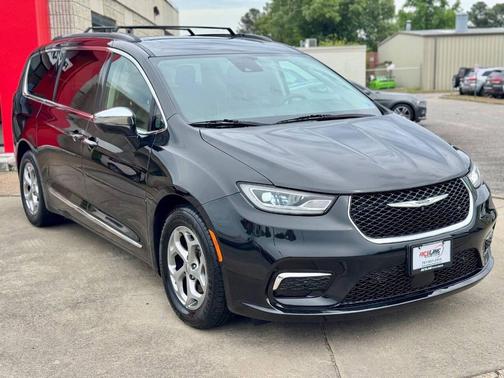 Brilliant Black Crystal Pearlcoat 2022 Chrysler Pacifica Limited