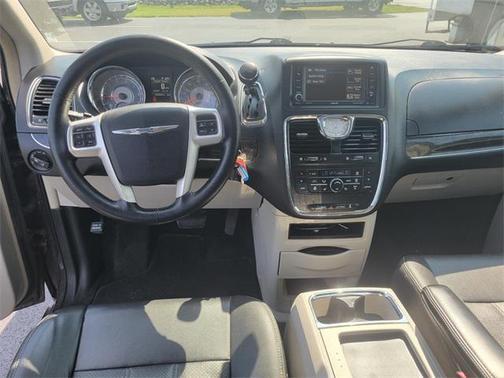 2016 Chrysler Town & Country Touring-L