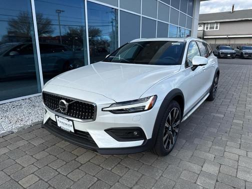 Crystal White Pearl 2026 Volvo V60 Cross Country B5 Ultra