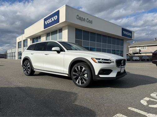 Crystal White Pearl 2026 Volvo V60 Cross Country B5 Ultra