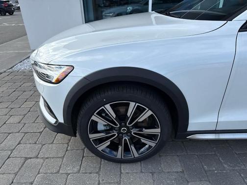 Crystal White Pearl 2026 Volvo V60 Cross Country B5 Ultra
